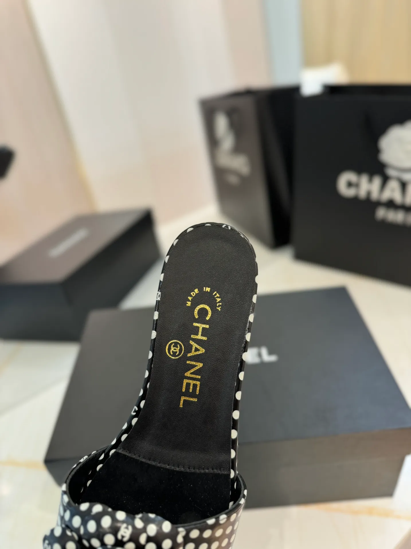 👟👟Ex-factory price 520👟👟 Purchasing agent Chanel 24C new spring and summer camellia hollow slippers series This season’s camellia series is really beautiful, with the usual elegant ladylike temperament of Grandma Xiang’s family, full of high-end sense! It’s very nice on the feet~ Whether worn barefoot or paired with skirts or trousers, it’s very versatile! Incomparably beautiful! Specially made of imported lambskin for the upper, mixed sheepskin for the lining, Italian grade A genuine leather outsole Size: #35-39 (40/41 customized)